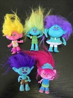 Mattel DreamWorks Trolls Band Together Toys, Best of Friends with 5 Small Dolls